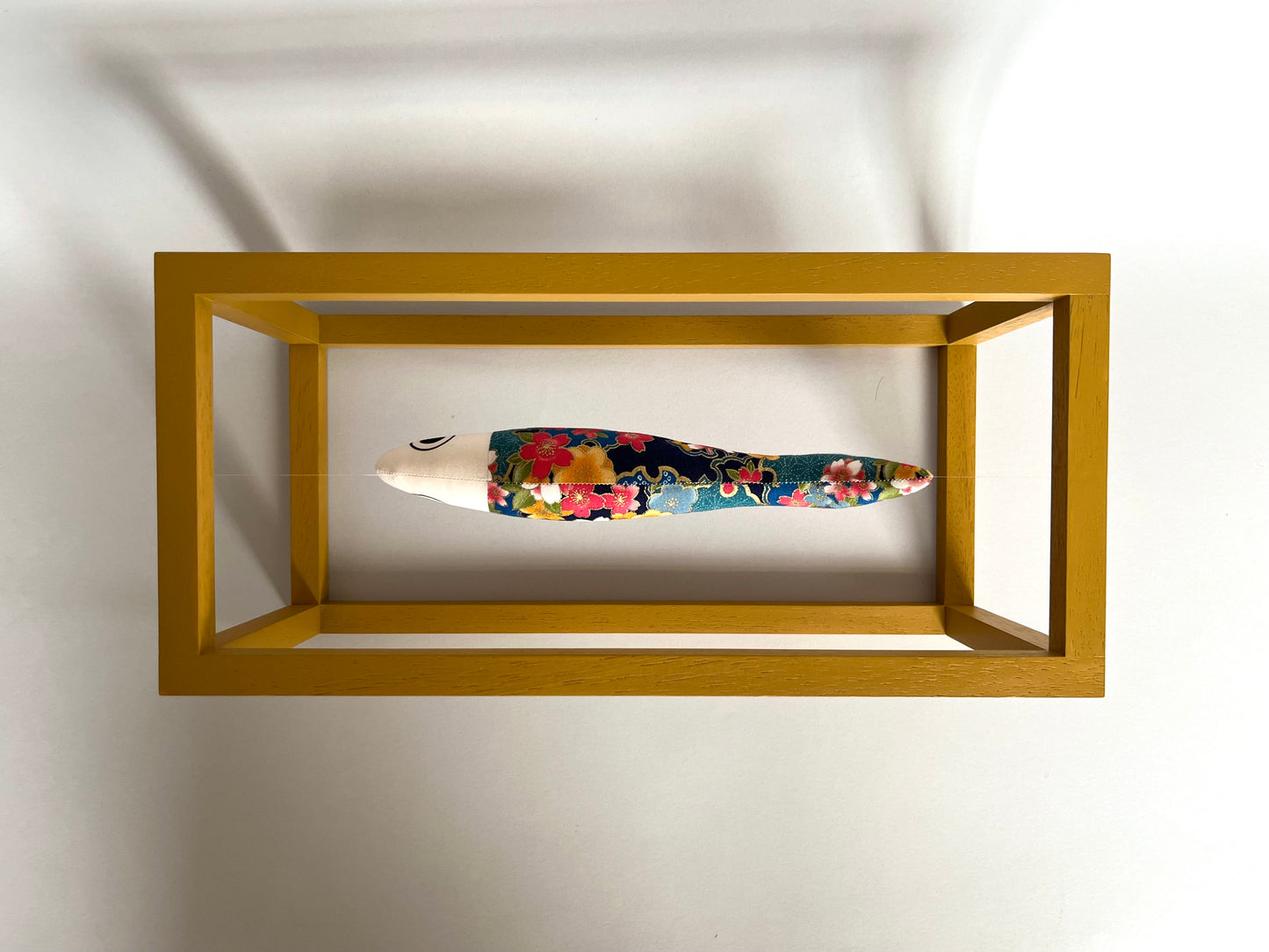 BOÎTE À POISSON - pesce sospeso in scatola di legno giallo senape