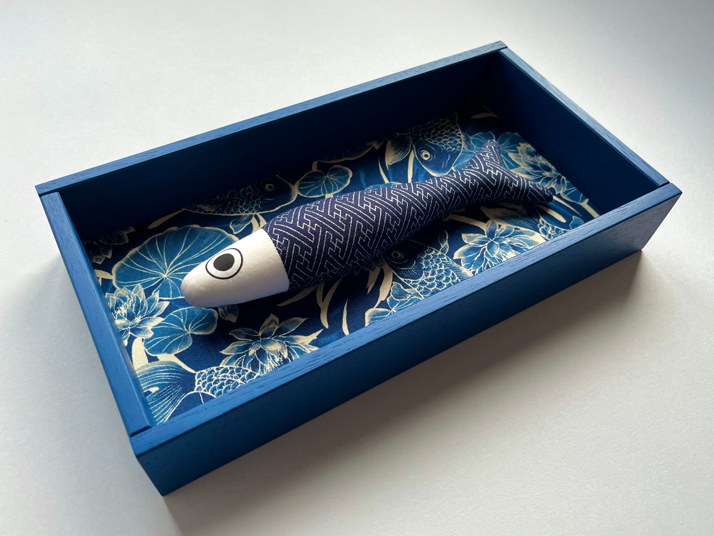 FISHBOX large - pesce imbottito in cornice di legno blu