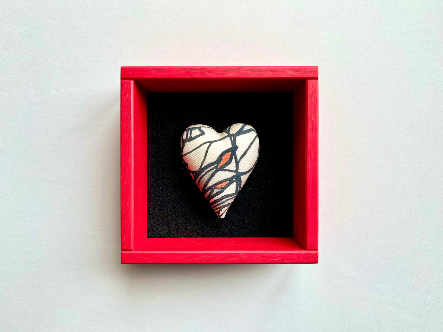 TETRAGONON - cuore imbottito in cornice di legno rosso carminio