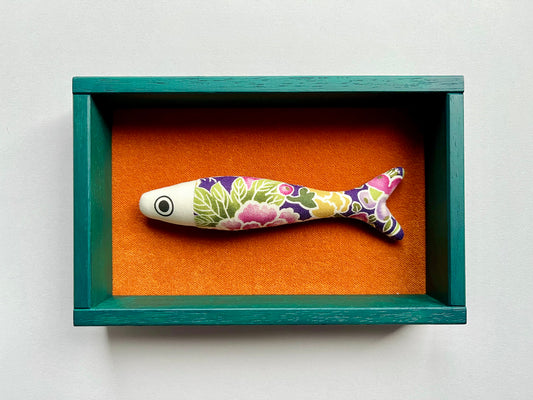 FISHBOX - pesce imbottito in cornice di legno verde ftalo