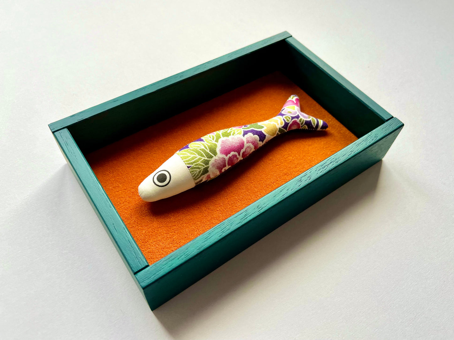 FISHBOX - pesce imbottito in cornice di legno verde ftalo