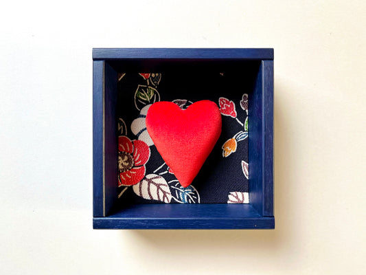 TETRAGONON - cuore imbottito in cornice di legno blu