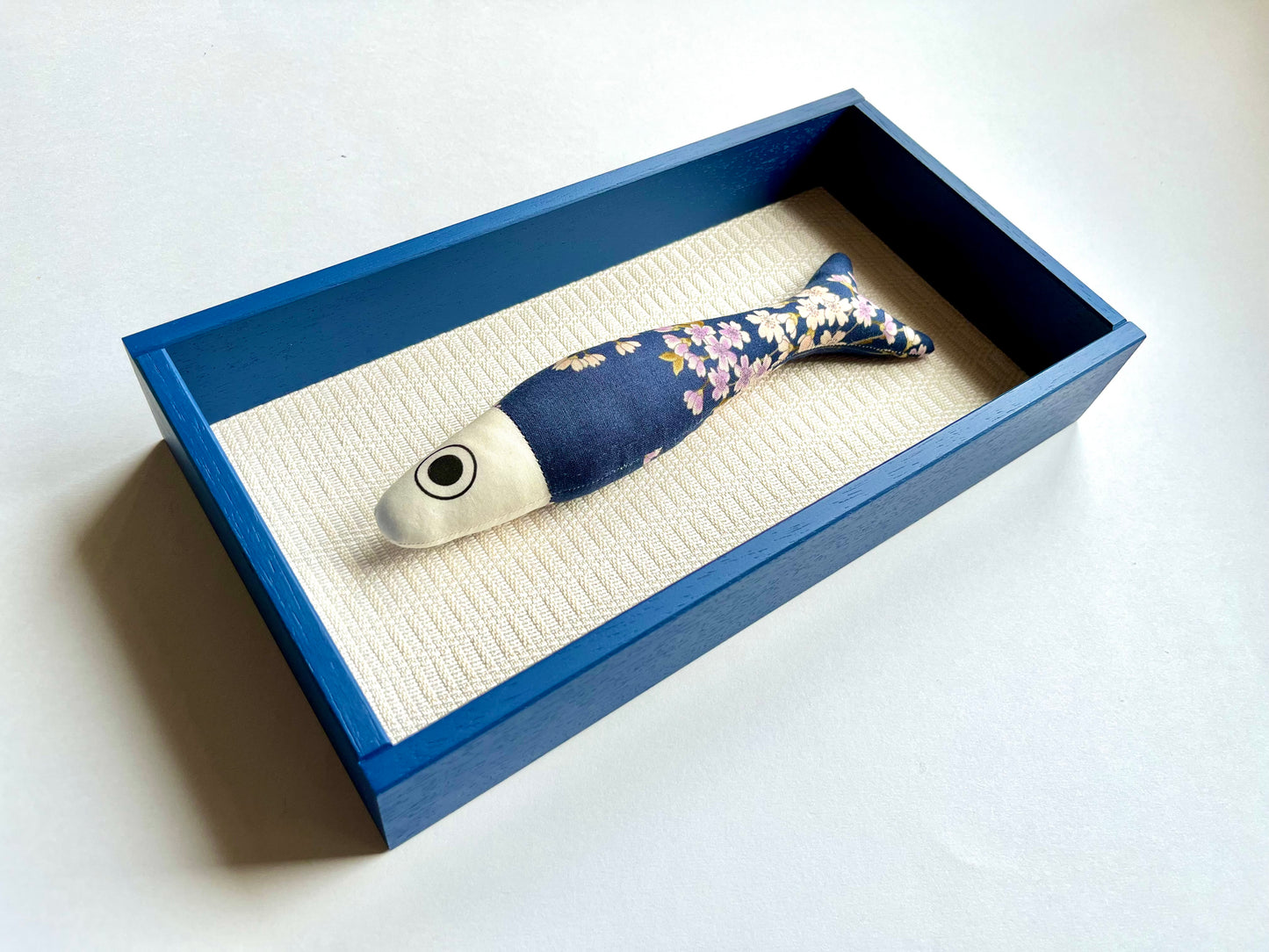 FISHBOX large - pesce imbottito in cornice di legno blu