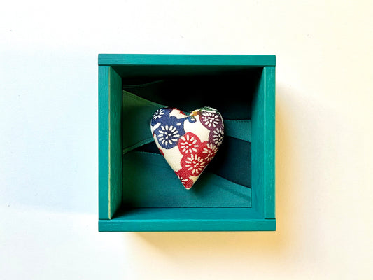 TETRAGONON - cuore imbottito in cornice di legno ottanio