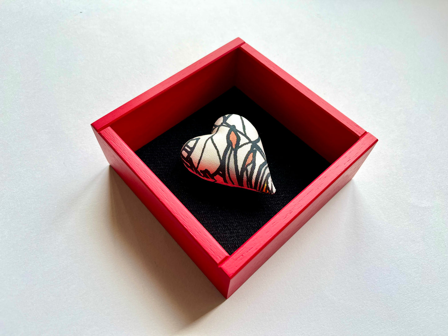 TETRAGONON - cuore imbottito in cornice di legno rosso carminio