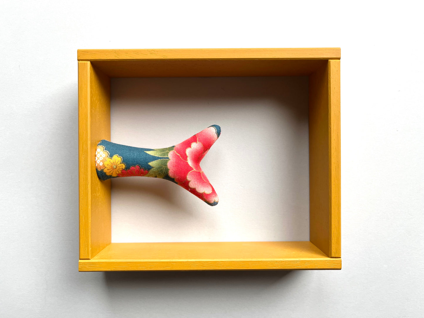 FLOW BOX - coppia di cornici di legno giallo senape con pesce spezzato