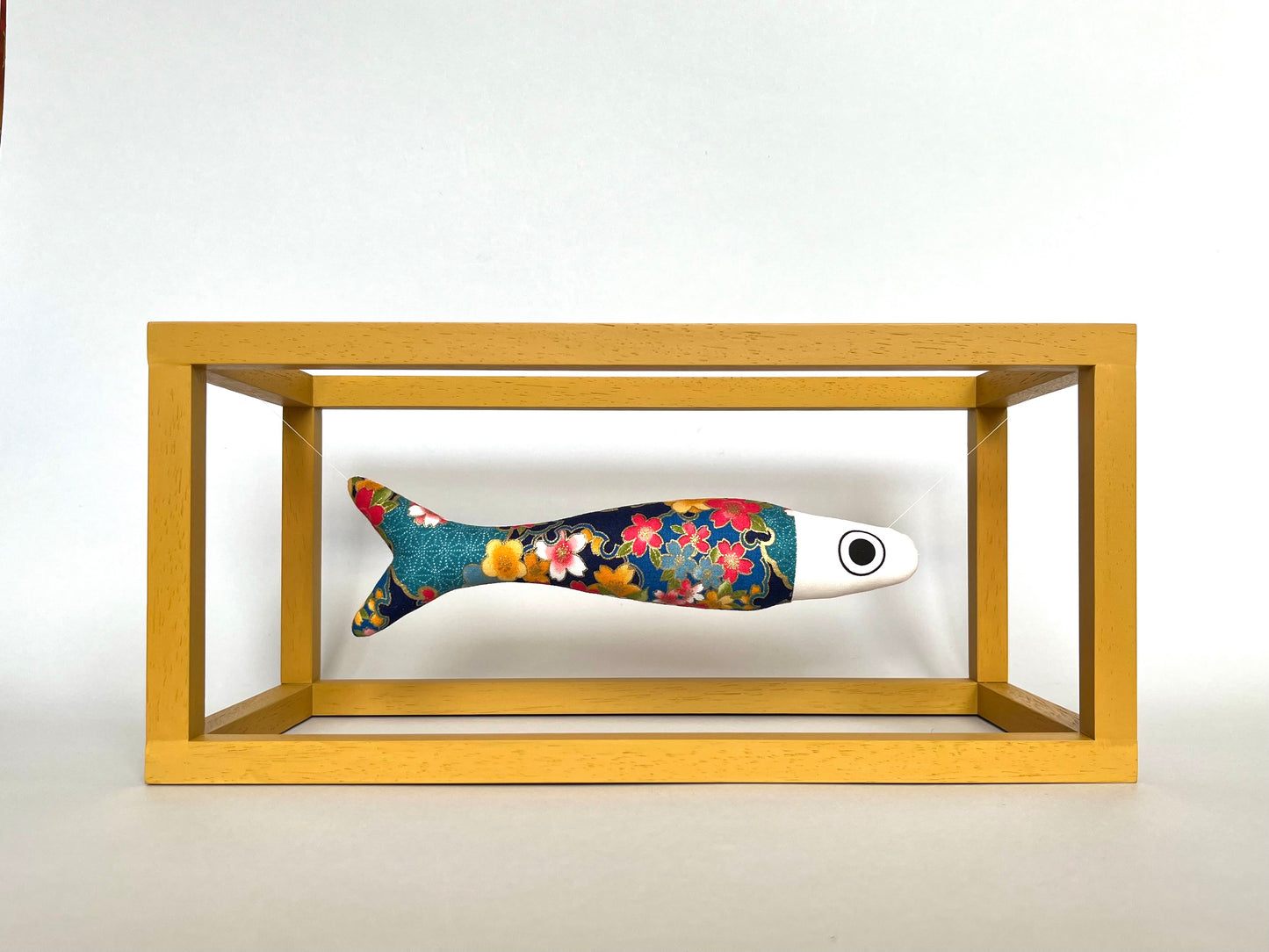 BOÎTE À POISSON - pesce sospeso in scatola di legno giallo senape