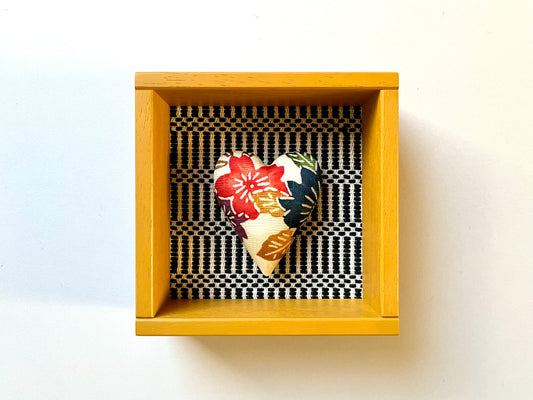 TETRAGONON - cuore imbottito in cornice di legno giallo senape