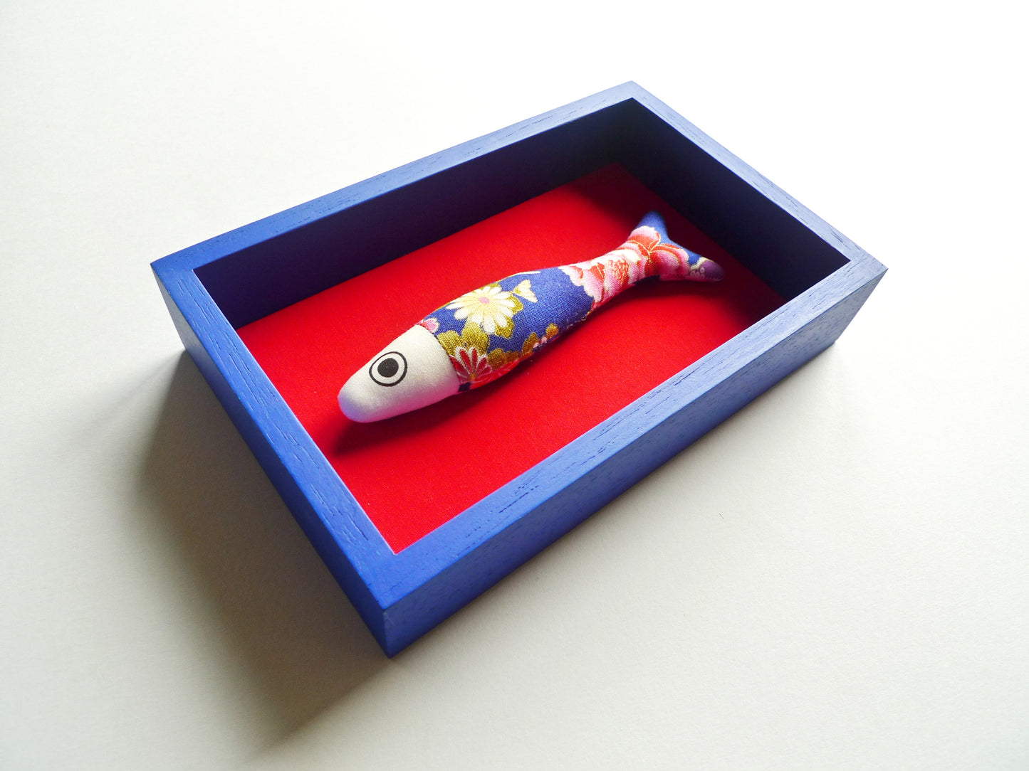 FISHBOX - pesce imbottito in cornice di legno blu Klein