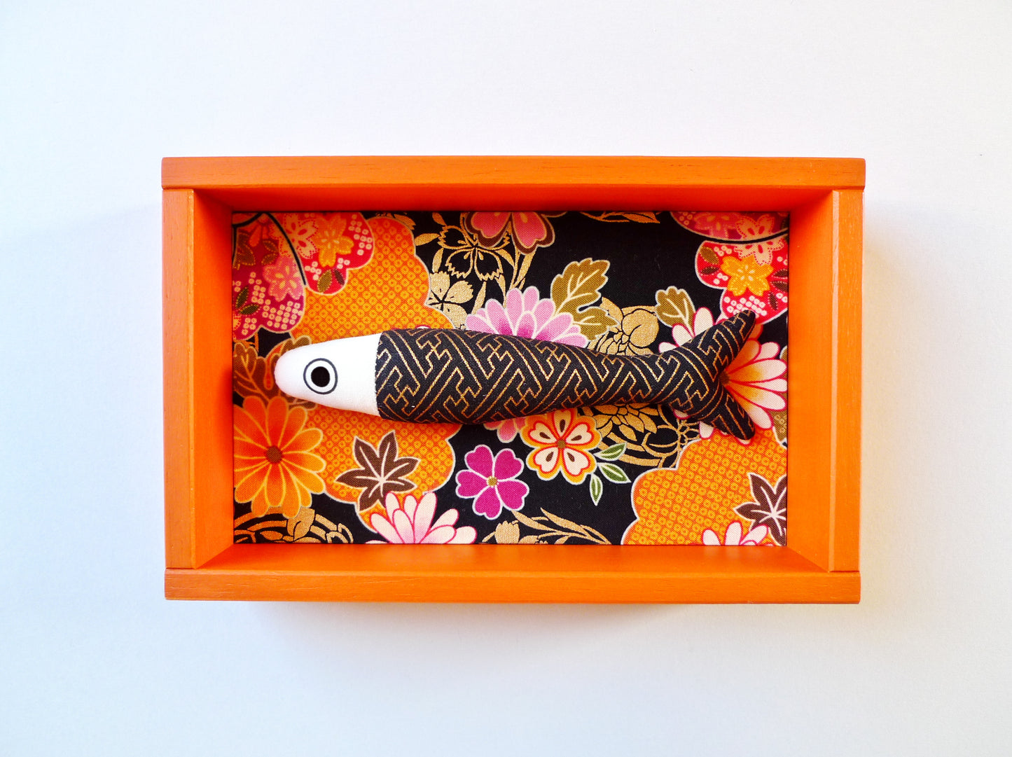 FISHBOX - pesce imbottito in cornice di legno arancio