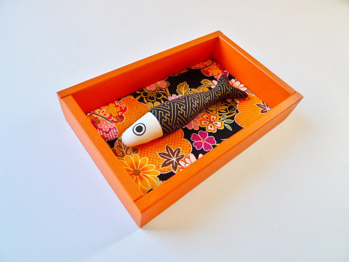 FISHBOX - pesce imbottito in cornice di legno arancio
