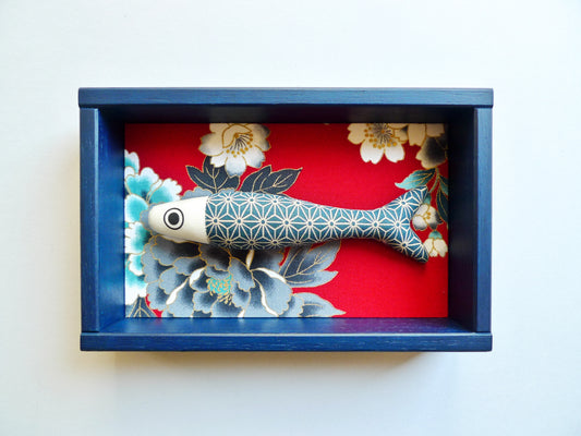 FISHBOX - pesce imbottito in cornice di legno blu ftalo