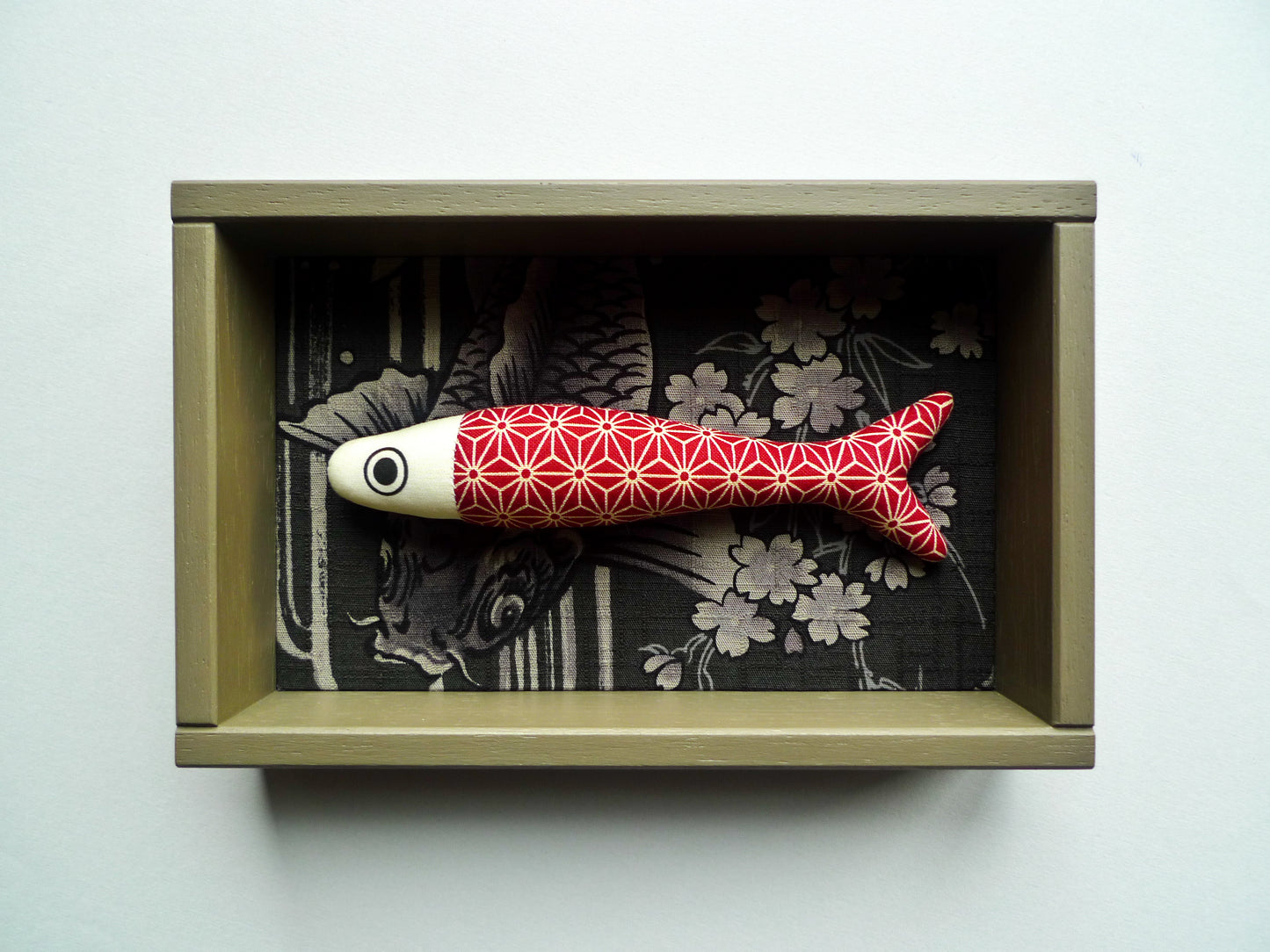 FISHBOX - pesce imbottito in cornice di legno grigio fango