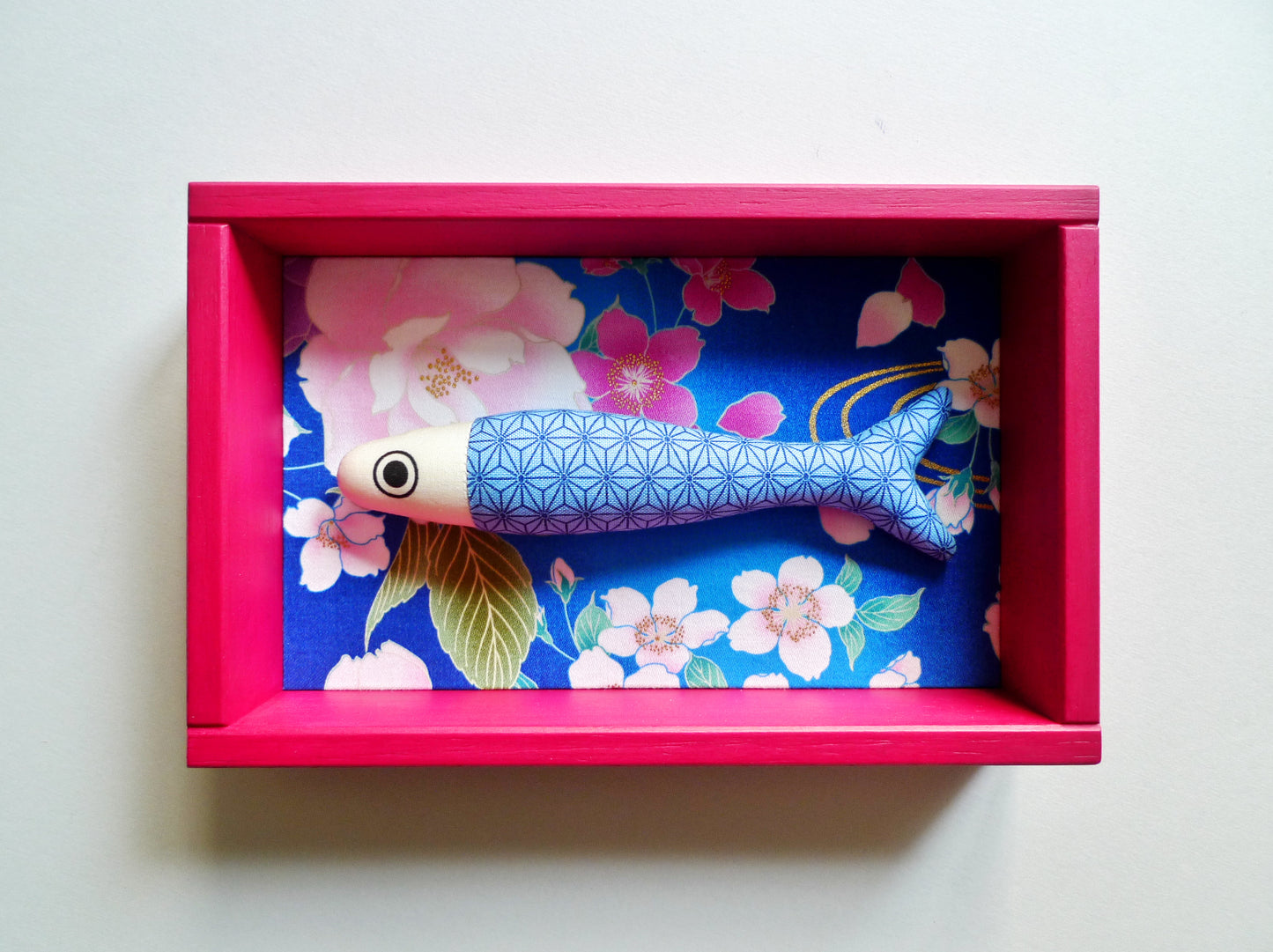 FISHBOX - pesce imbottito in cornice di legno magenta