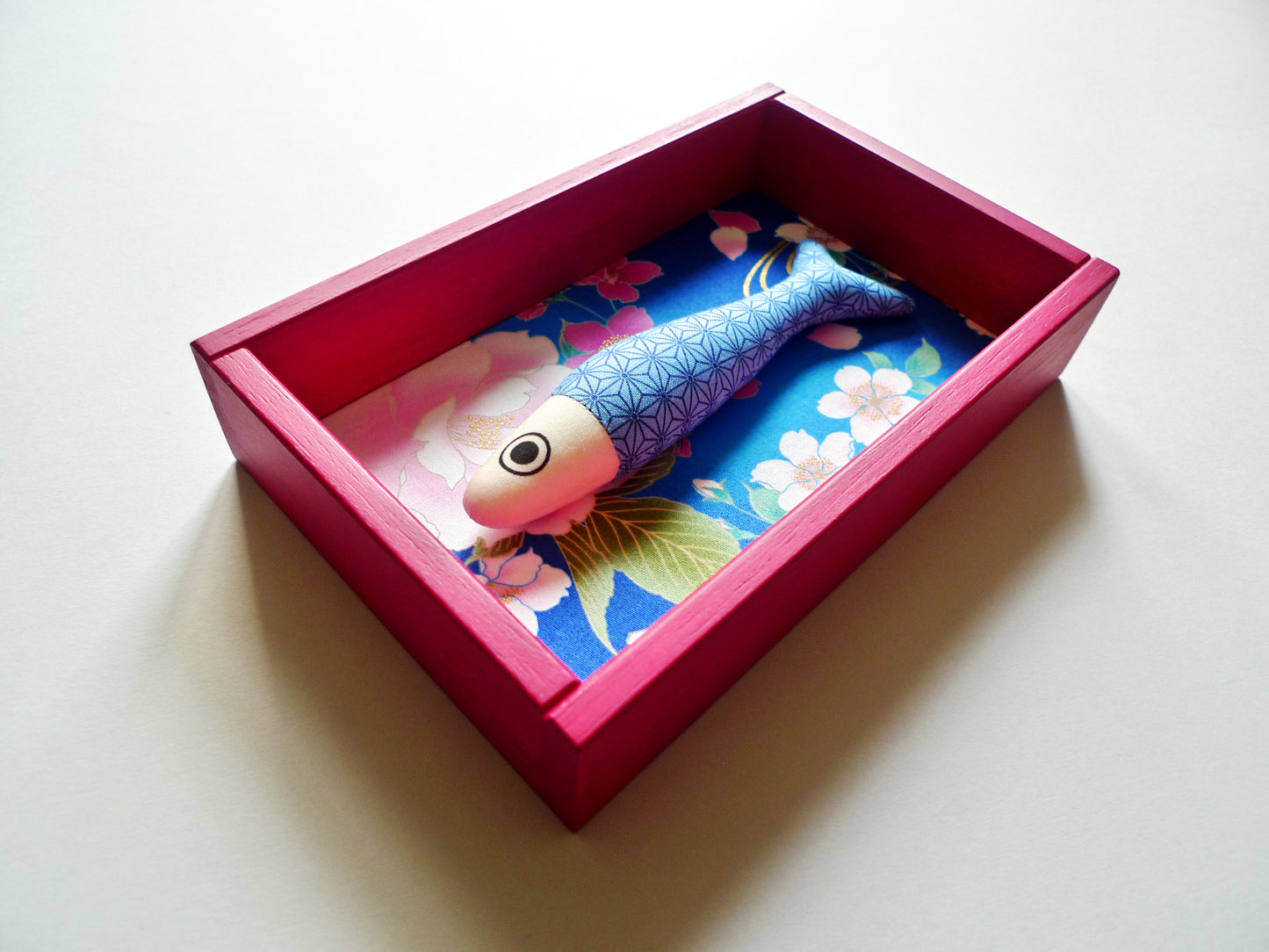 FISHBOX - pesce imbottito in cornice di legno magenta