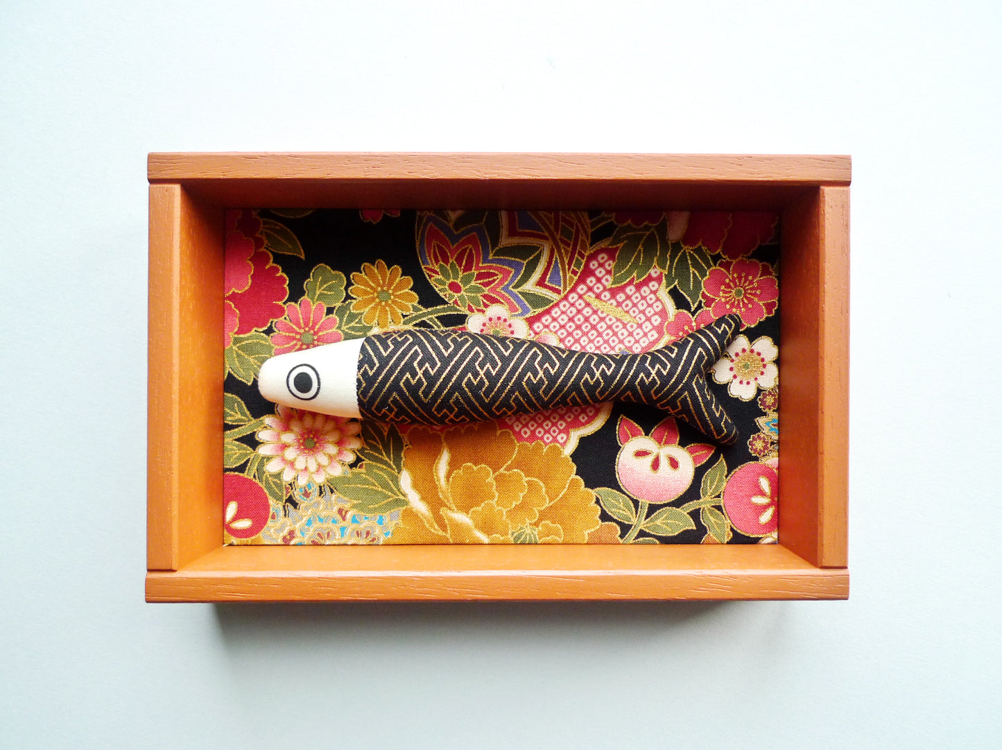 FISHBOX - pesce imbottito in cornice di legno terracotta