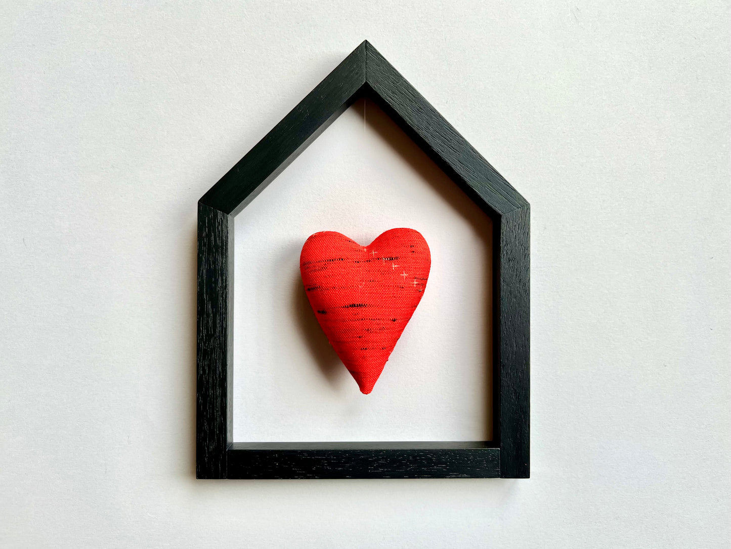 MAISON DU COEUR - cuore da kimono vintage sospeso in cornice nera a forma di casa