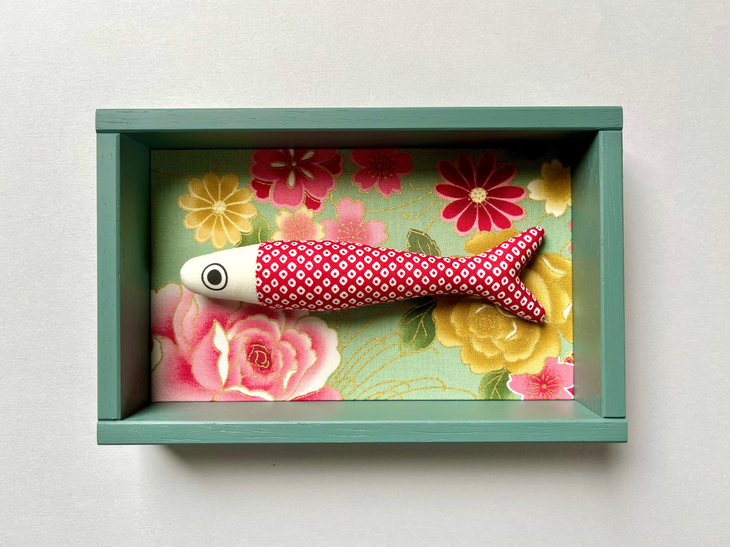 FISHBOX - pesce imbottito in cornice di legno verde cenere