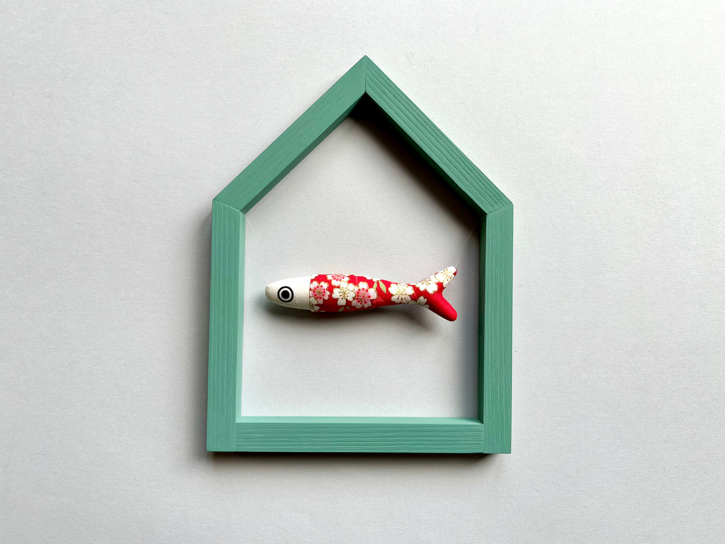 MAISON DU (PETIT) POISSON - pesce imbottito sospeso in cornice verde cenere a forma di casa
