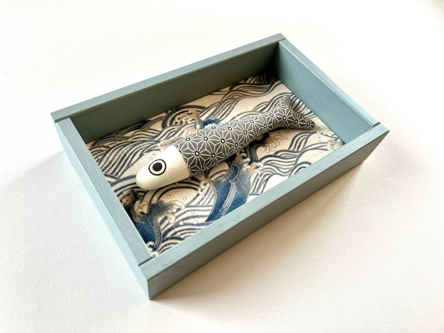 FISHBOX - pesce imbottito in cornice di legno azzurro polvere
