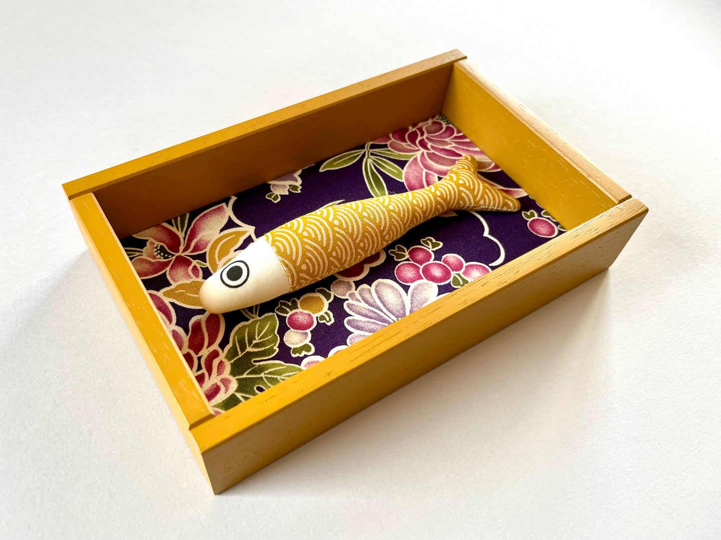 FISHBOX - pesce imbottito in cornice di legno senape