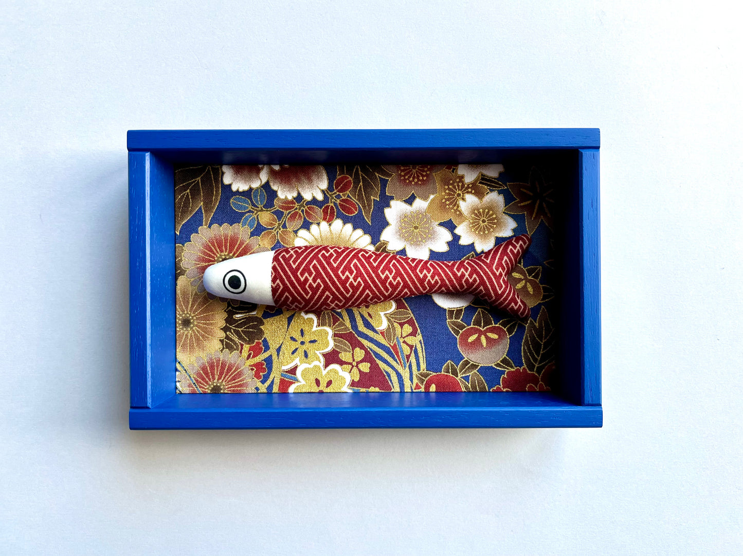 FISHBOX - pesce imbottito in cornice di legno blu lapislazzulo