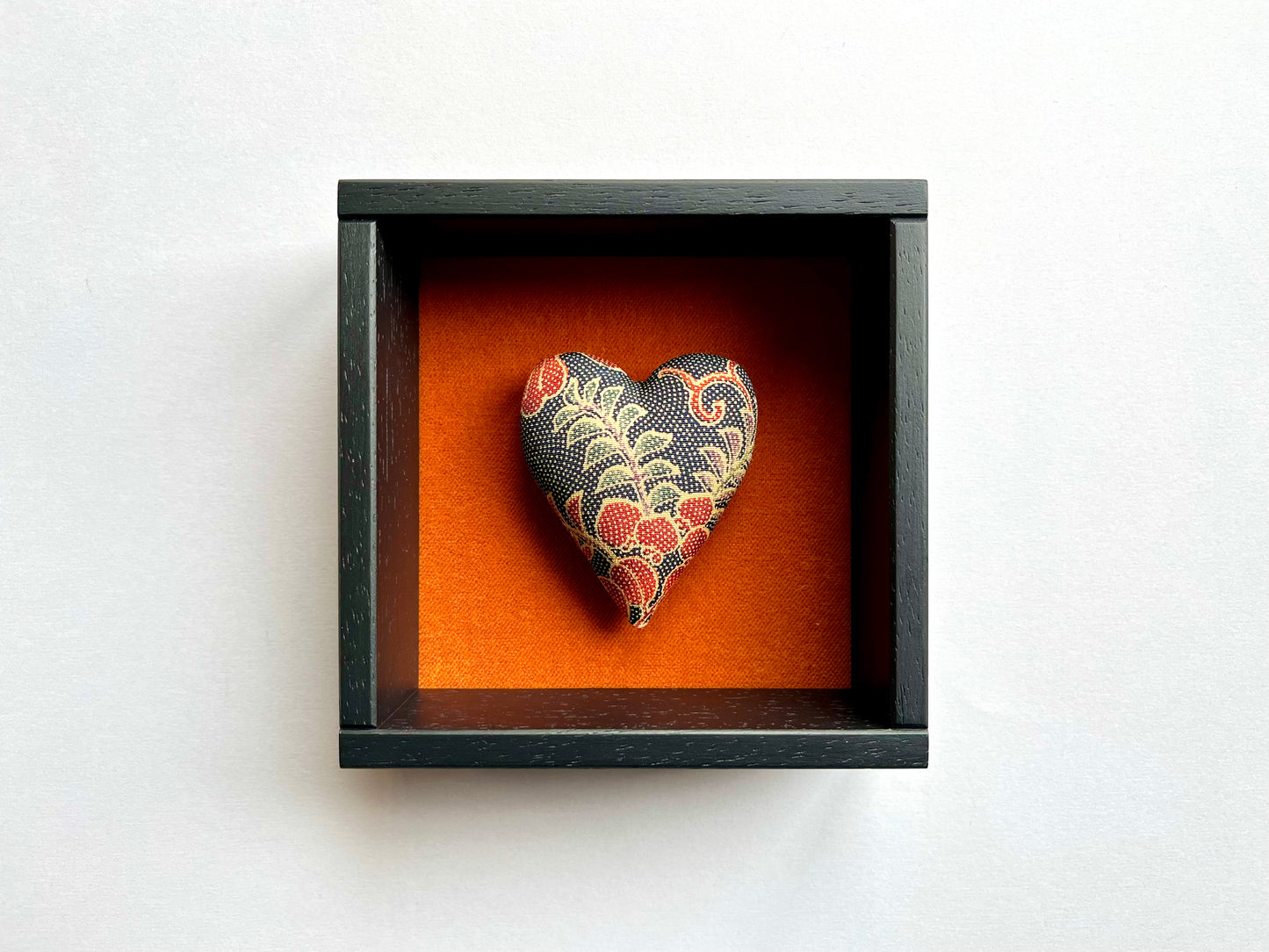 TETRAGONON - cuore imbottito in cornice di legno nera
