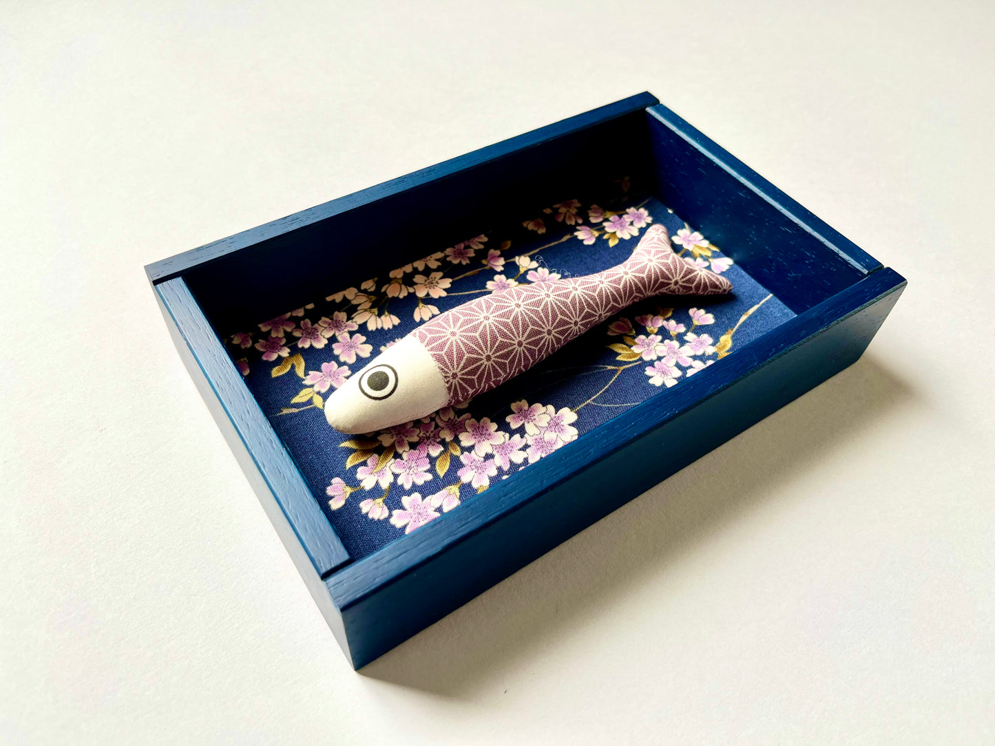 FISHBOX - pesce imbottito in cornice di legno blu ftalo