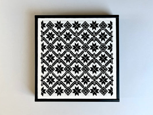 KOGIN BOX - ricamo kogin in cornice di legno nero