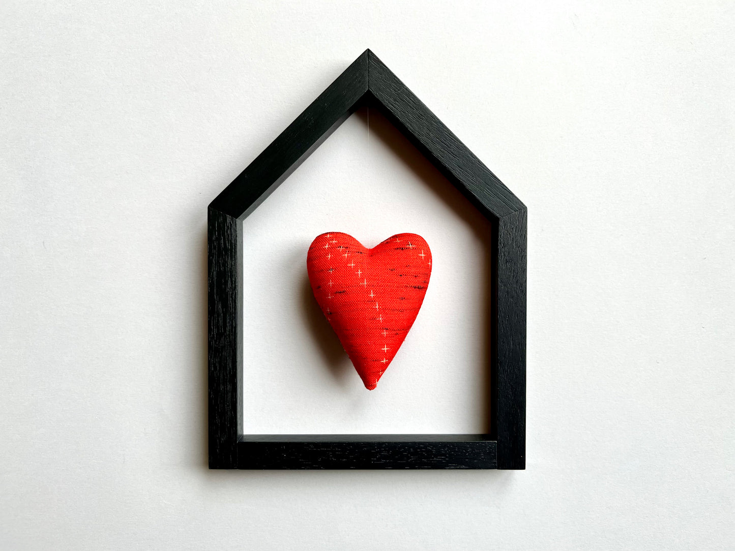 MAISON DU COEUR - cuore da kimono vintage sospeso in cornice nera a forma di casa