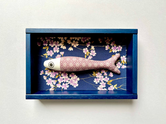 FISHBOX - pesce imbottito in cornice di legno blu ftalo