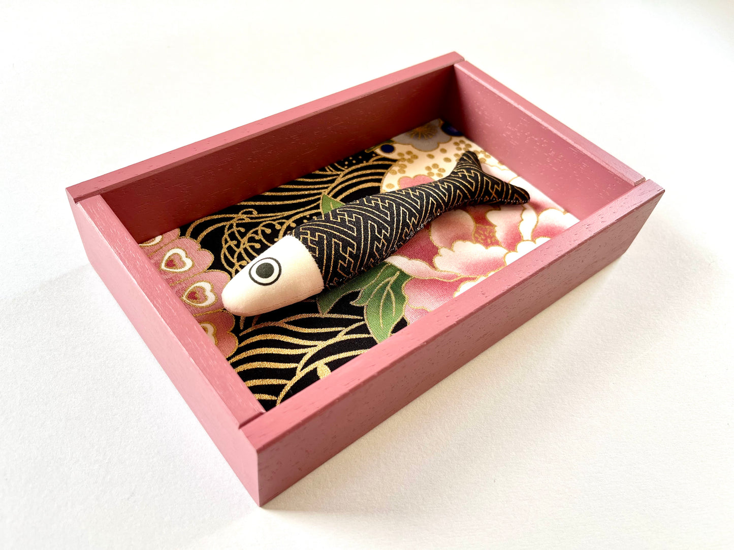 FISHBOX - pesce imbottito in cornice di legno rosa antico