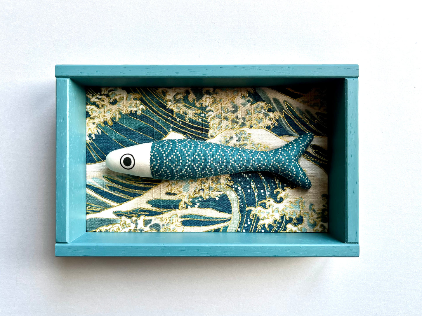 FISHBOX - pesce imbottito in cornice di legno azzurro polvere