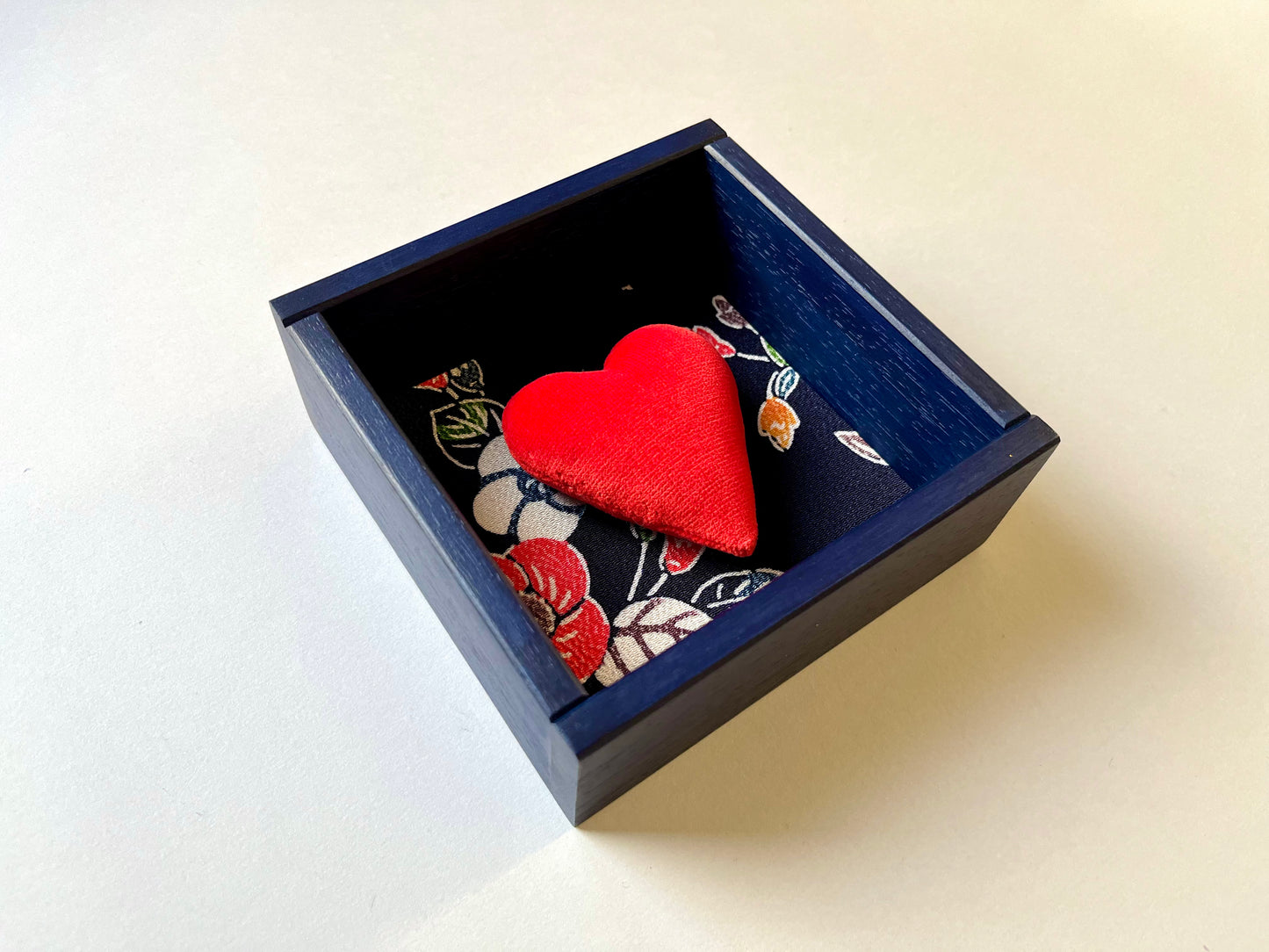 TETRAGONON - cuore imbottito in cornice di legno blu