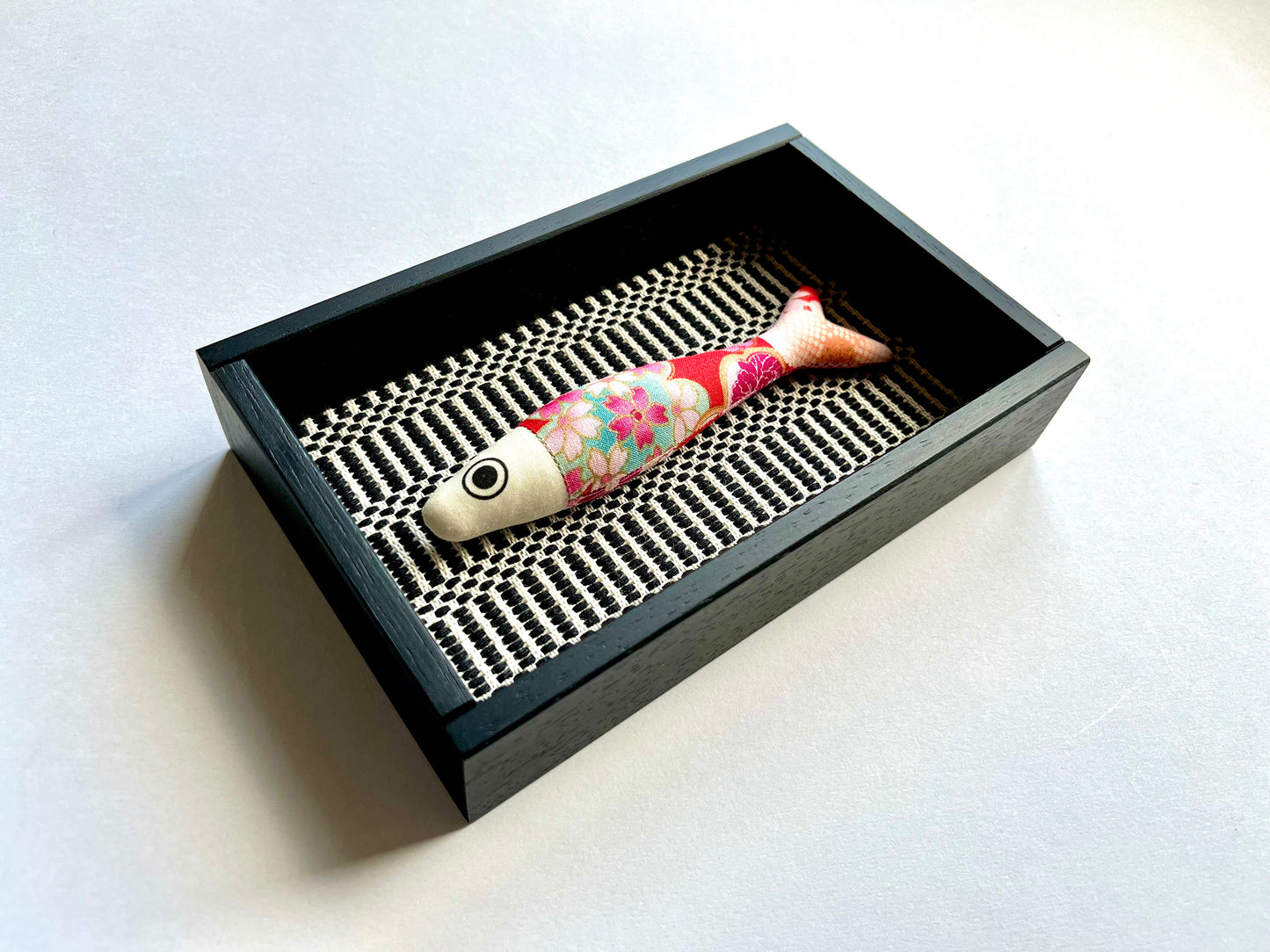 FISHBOX - pesce imbottito in cornice di legno nero