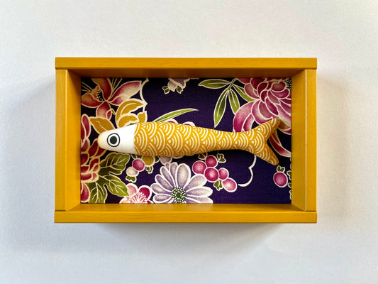 FISHBOX - pesce imbottito in cornice di legno senape