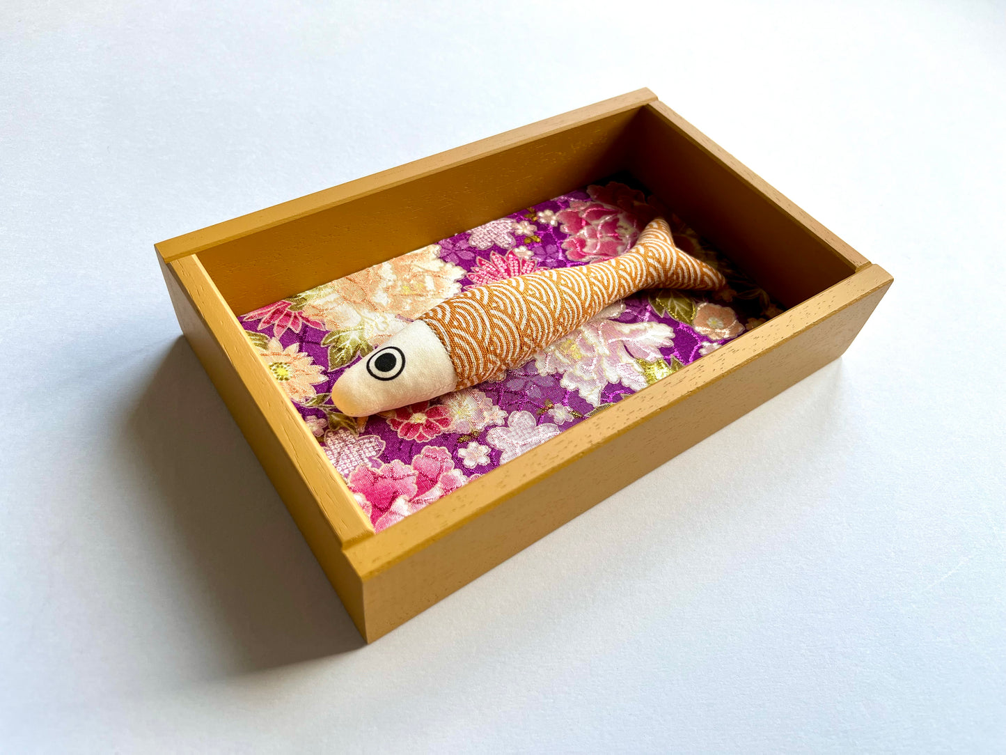 FISHBOX - pesce imbottito in cornice di legno senape