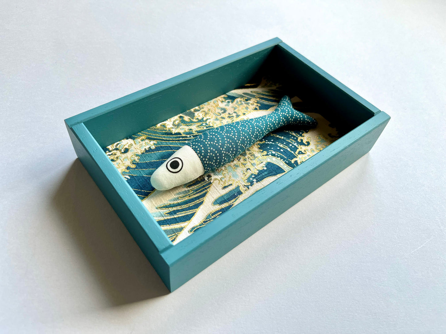 FISHBOX - pesce imbottito in cornice di legno azzurro polvere
