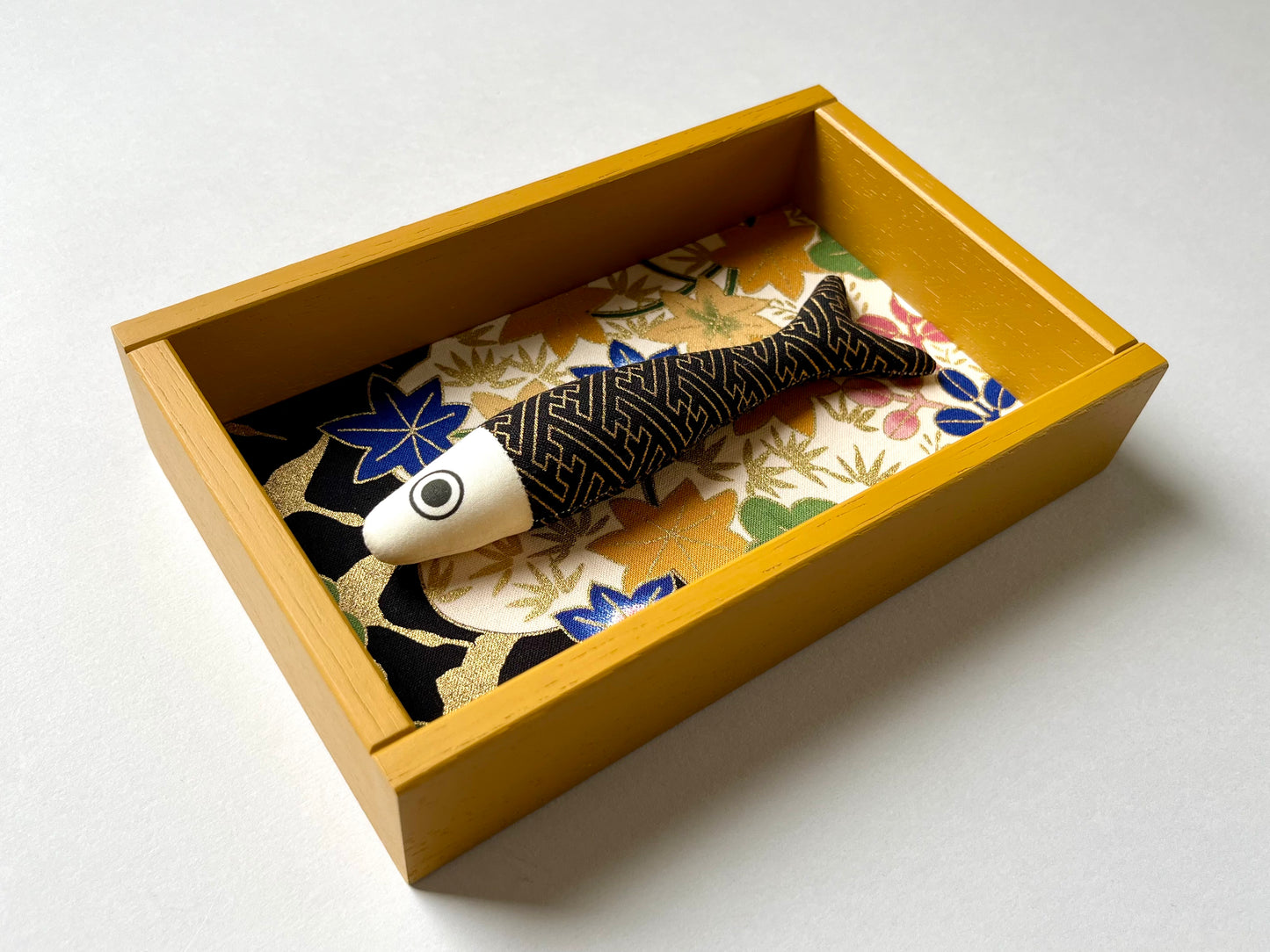 FISHBOX - pesce imbottito in cornice di legno senape