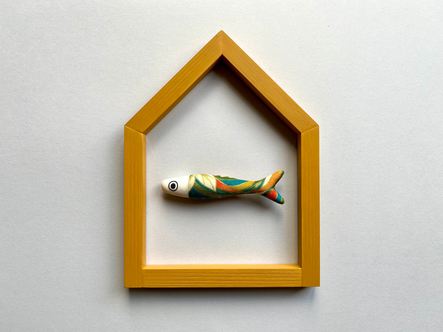 MAISON DU (PETIT) POISSON - pesce imbottito sospeso in cornice giallo senape a forma di casa