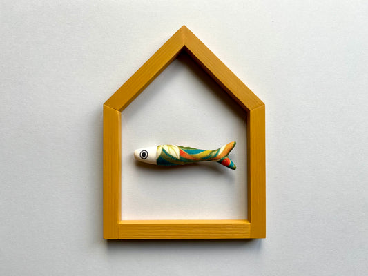 MAISON DU (PETIT) POISSON - pesce imbottito sospeso in cornice giallo senape a forma di casa