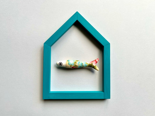 MAISON DU (PETIT) POISSON - pesce imbottito sospeso in cornice turchese a forma di casa