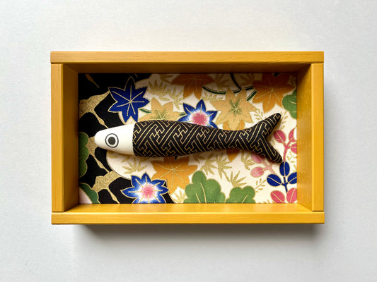 FISHBOX - pesce imbottito in cornice di legno senape