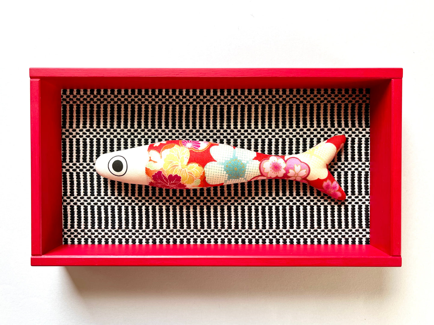 FISHBOX large - pesce imbottito in cornice di legno rosso carminio