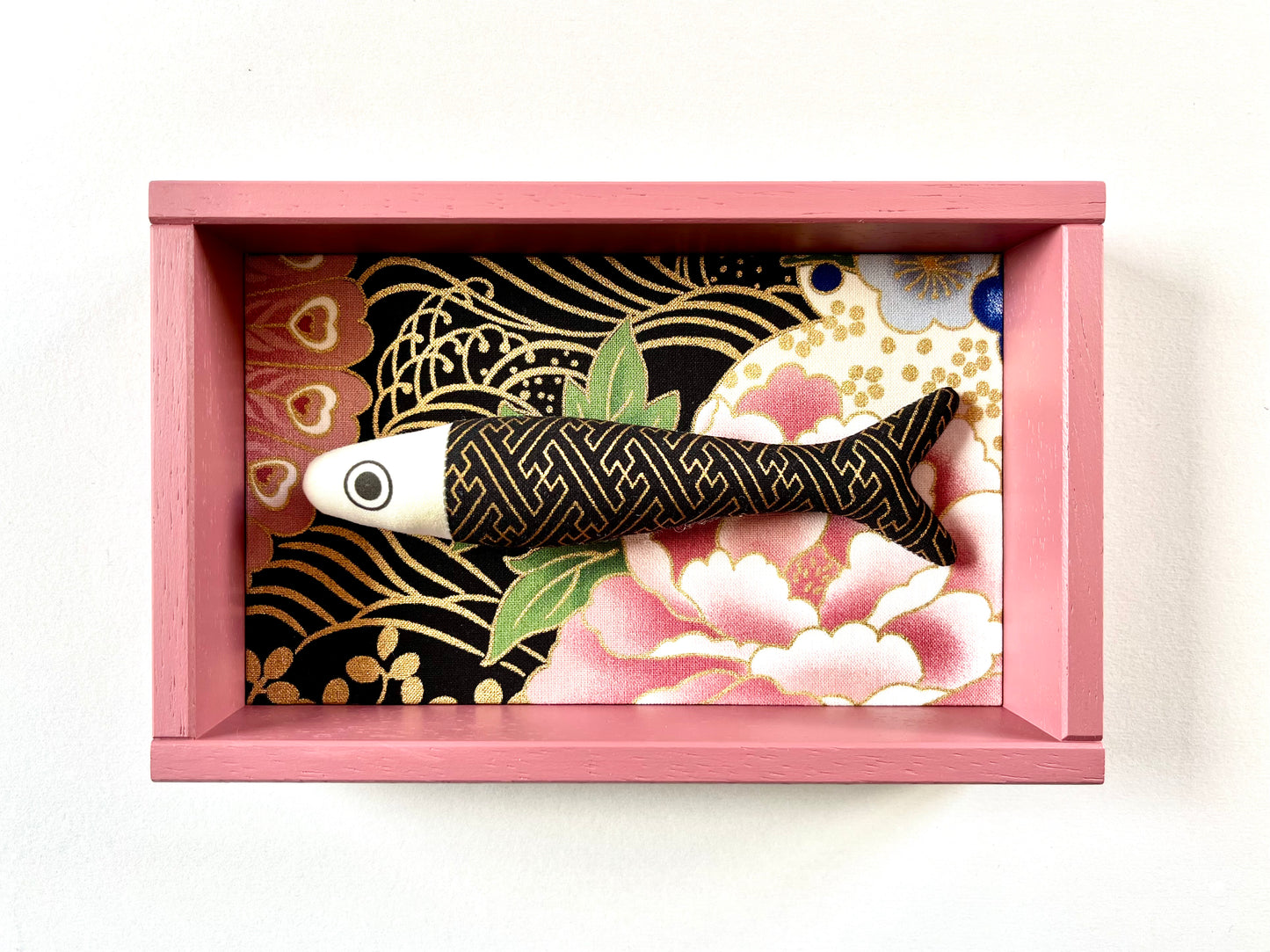 FISHBOX - pesce imbottito in cornice di legno rosa antico