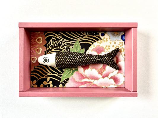 FISHBOX - pesce imbottito in cornice di legno rosa antico