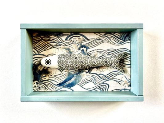 FISHBOX - pesce imbottito in cornice di legno azzurro polvere