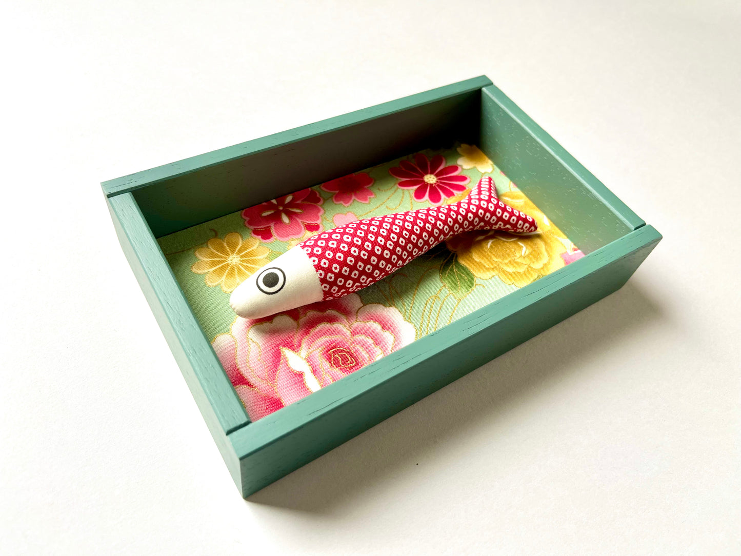 FISHBOX - pesce imbottito in cornice di legno verde cenere