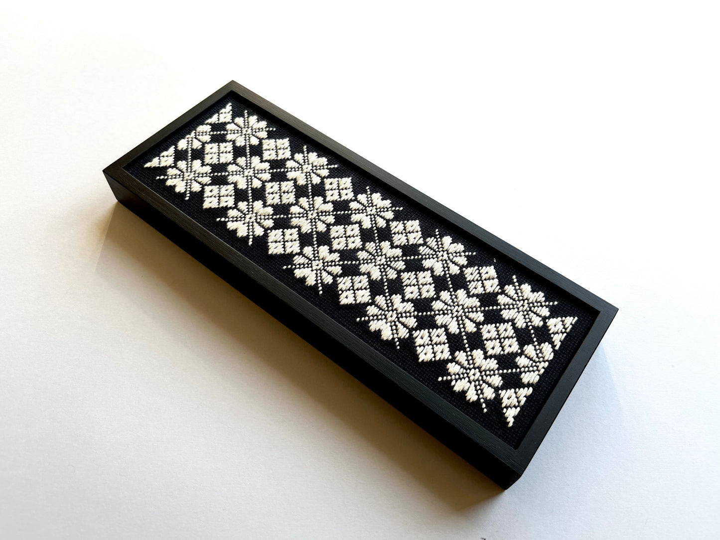 KOGIN BOX - ricamo kogin in cornice di legno nero