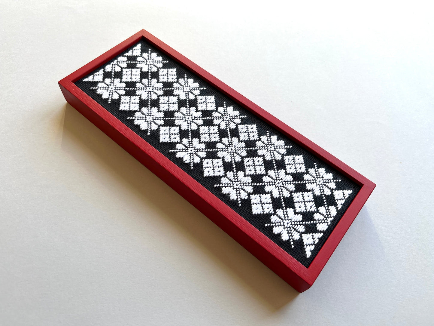 KOGIN BOX - ricamo kogin in cornice di legno rosso